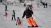 Wintersportler sind auf der Hexenritt-Abfahrt unterwegs. Im Skigebiet am Wurmberg in Braunlage hat die Wintersportsaison im Dezember 2021 begonnen.