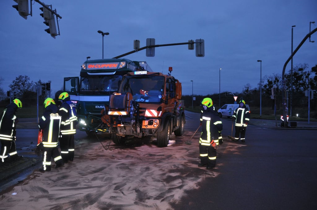 Die Feuerwehr im Einsatz an der Unfallstelle