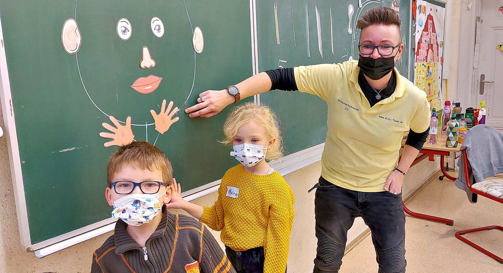 Ellen Hase erklärt den Erstklässlern der Allergrundschule, wie wichtig die fünf Sinne zum Erkennen von Gefahren sind.