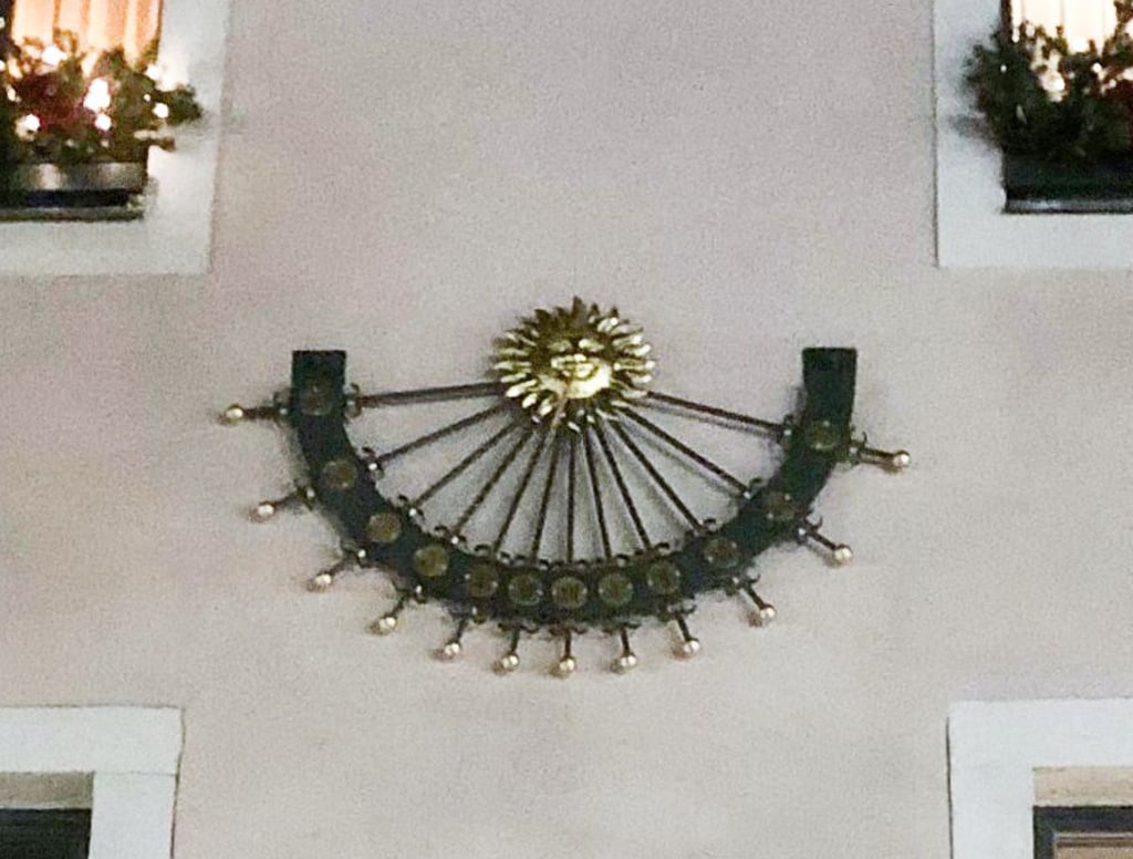Der Stein des Anstoßes für die Stadtverwaltung: die Sonnenuhr am Roßmarkt 19