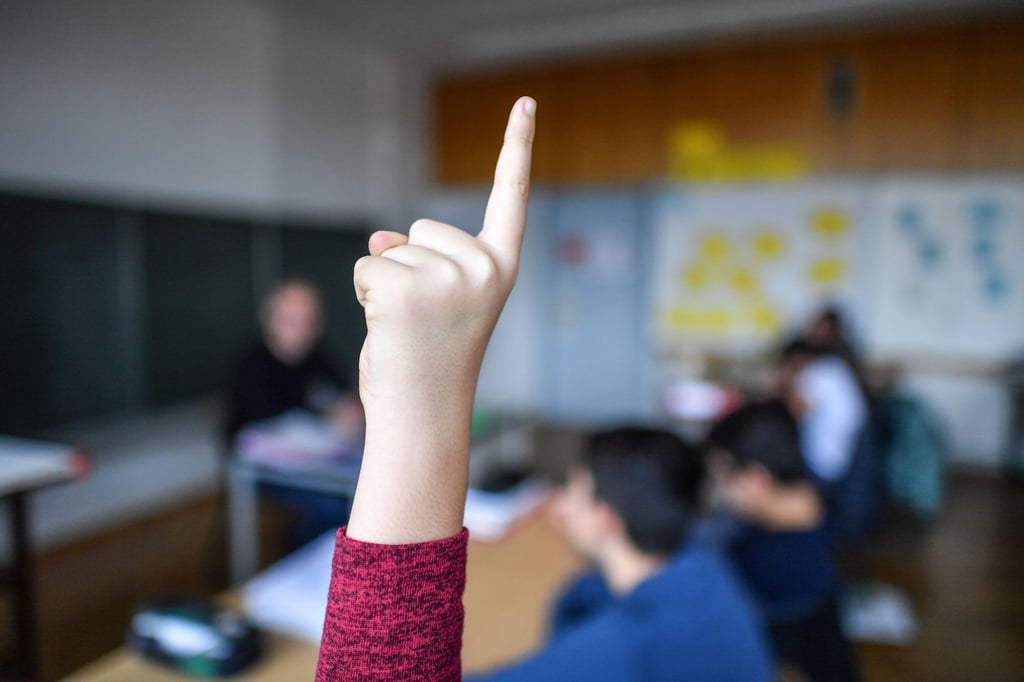 Fleißiges Melden und regelmäßige Mitarbeit im Unterricht signalisieren Lehrer oder Lehrerin: „Ich will mich verbessern!“ und zahlt letztendlich auch auf den mündlichen Anteil der Note ein.