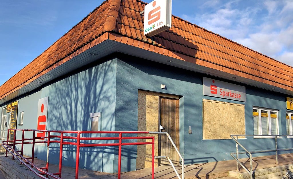 Nach der Sprengung des Automaten vorerst geschlossen: die SB-Geschäftsstelle der Harzsparkasse in Rieder.