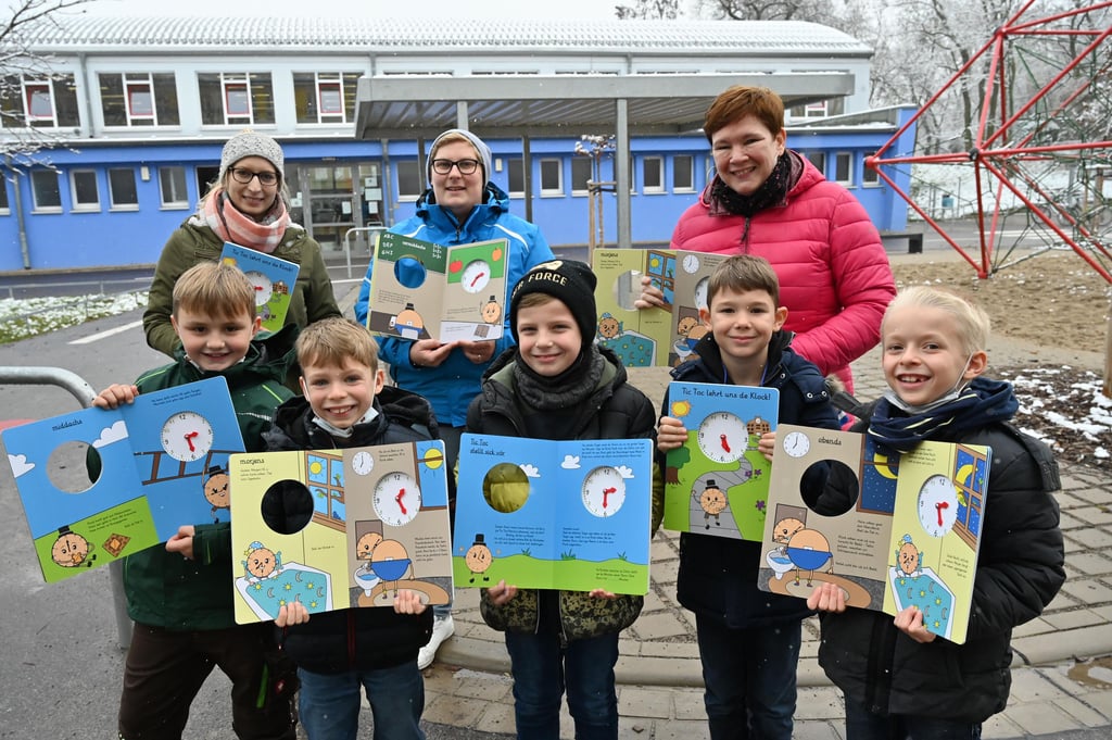 Große Freude bei den kleinen Platt-Schülern an der Grundschule "Am Pechauer Platz" in Magdeburg über die neuen Lehrbücher.