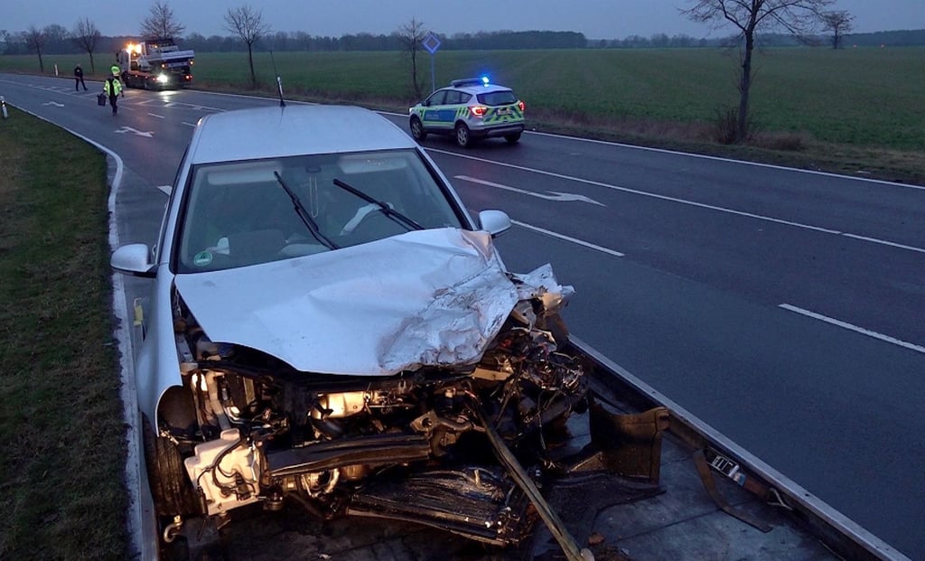 Der VW einer 49-jährigen Frau wurde bei dem Unfall auf der B188 bei Mieste schwer beschädigt. Die Autofahrerin erlitt leichte Verletzungen.