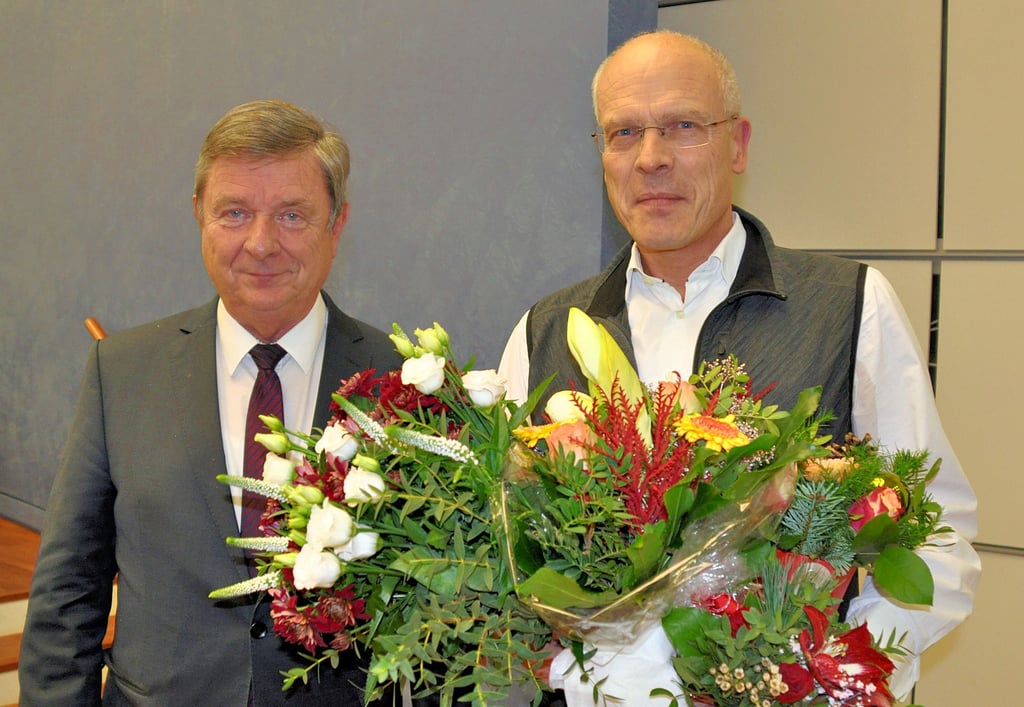 Magdeburgs Oberbürgermeister Lutz Trümper (l.) gratulierte während der Sitzung des Magdeburger Stadtrats dem neuen Finanzbeigeordneten Thorsten Kroll.