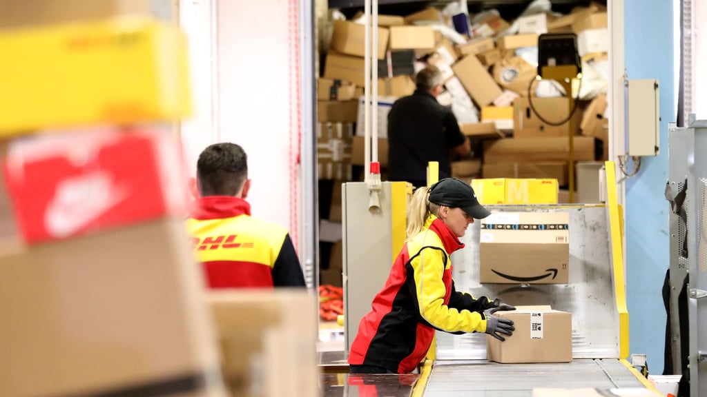 Die Leute bei Paketdiensten haben vor Weihnachten besonders viel zu tun. Foto: Bernd Wüstneck/ dpa/