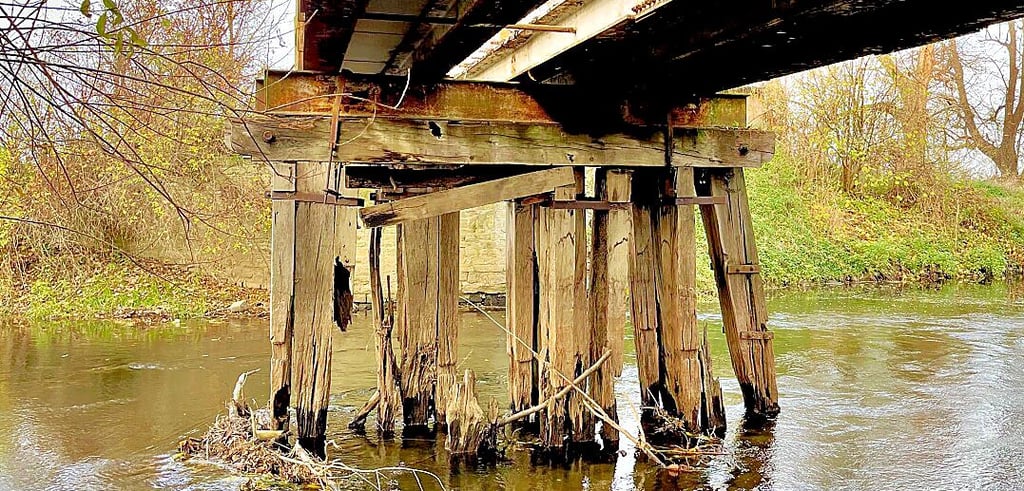 Die hölzernen Mittelpfeiler der Bogenbrücke am Klosterhof Adersleben bieten schon seit längerem ein bedrohliches Bild.
