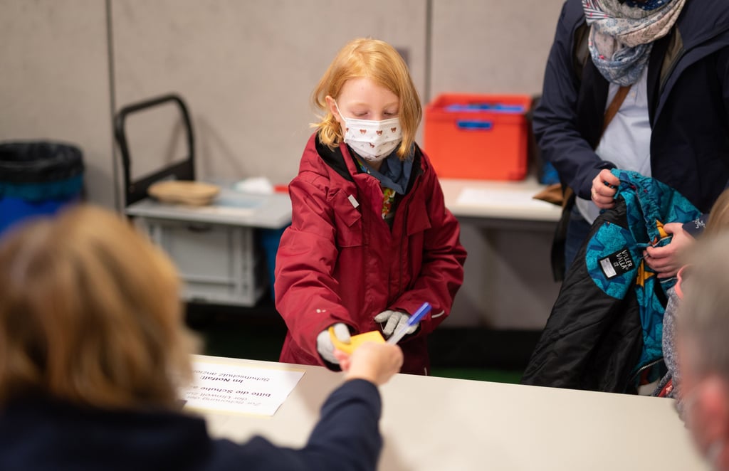Zur Impfung von Kindern unter zwölf Jahren sieht Virologe Klaus Stöhr keine unbedingte Veranlassung.