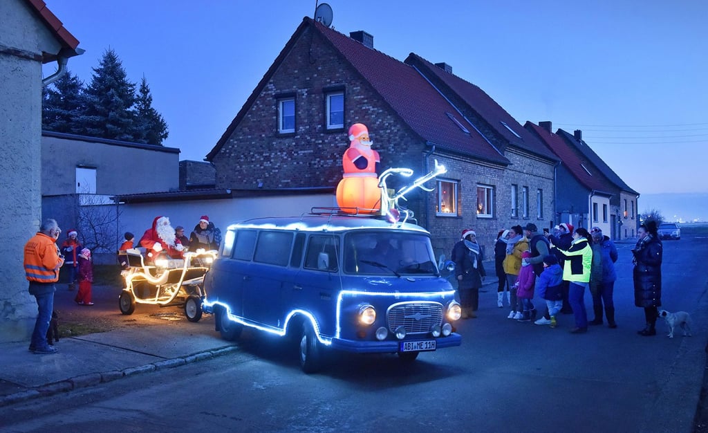 Von einem B 1000 aus dem Jahr 1970 wird die 100 Jahre alte Kutsche durch den Ort gezogen.