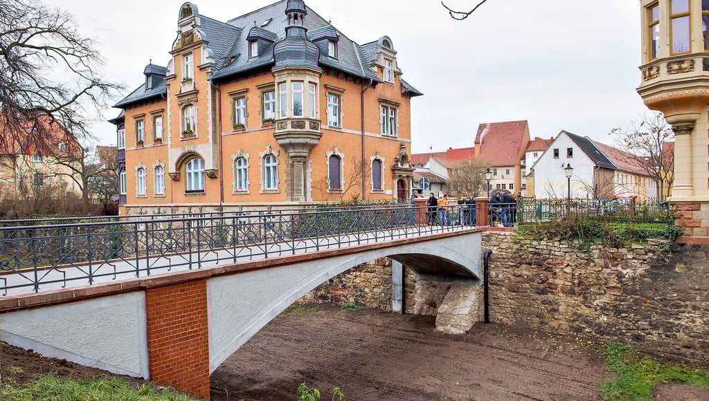 Durch Carbonbeton nun hochmodern im Inneren, äußerlich aber im historischen Erscheinungsbild: die Fußgängerbrücke an der Thainburg.