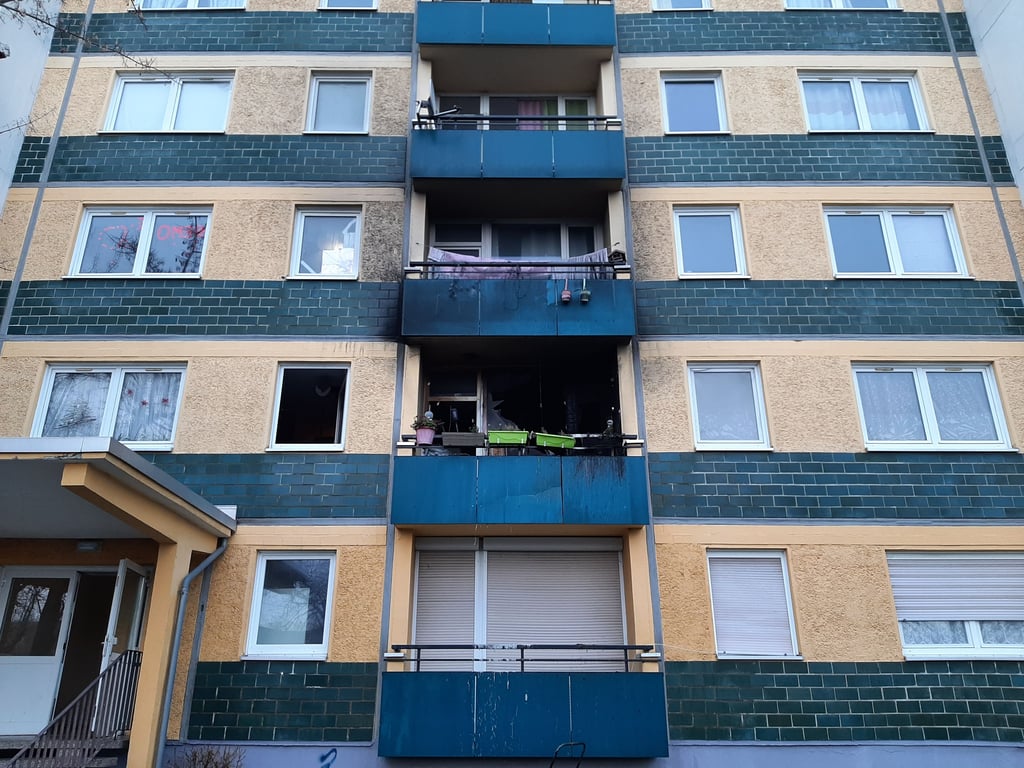 Zerstörte Scheibe und Rußspuren zeugen von dem Balkonbrand.