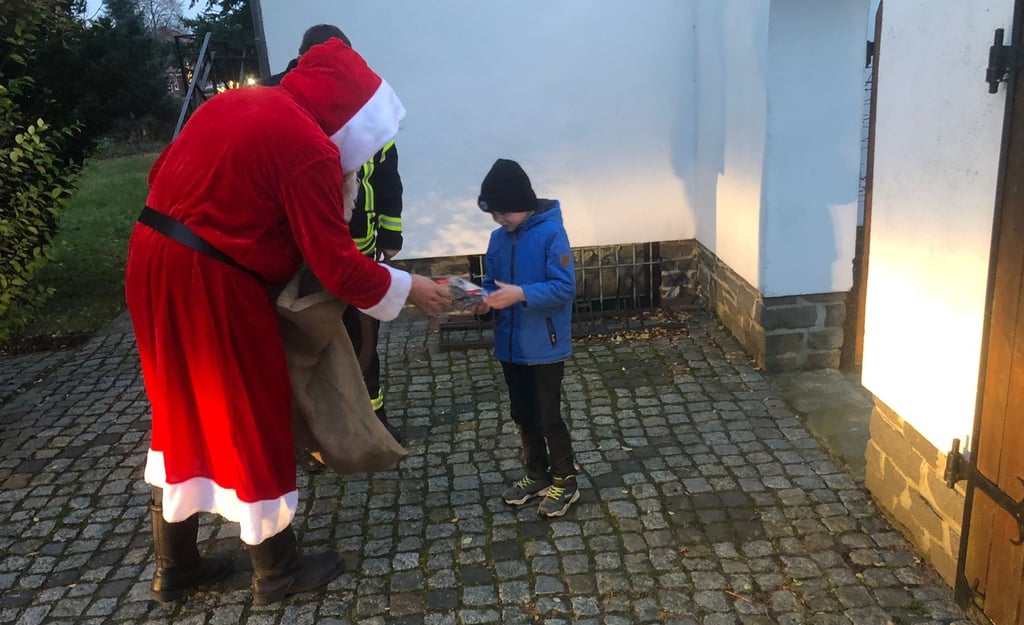 Der Miesterhorster Weihnachtsmann beschenkte die Kinder der Freiwilligen Feuerwehr.