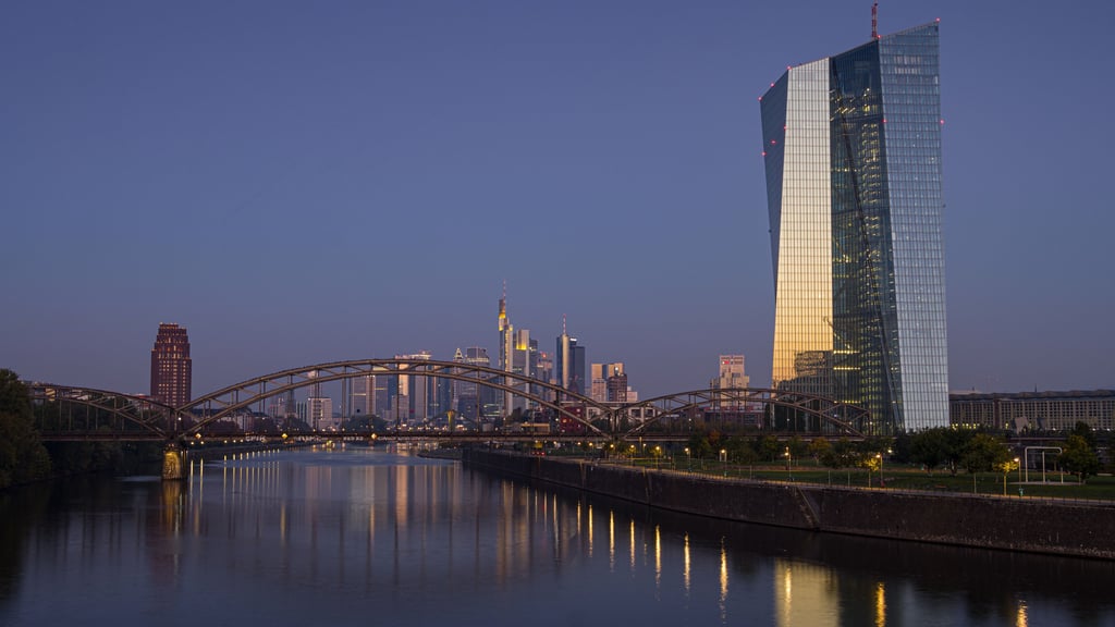 Der Turm der EZB in Frankfurt: Die Niedrigzinspolitik kostet Kommunen mit Rücklagen viel Geld - auch in Sachsen-Anhalt.
