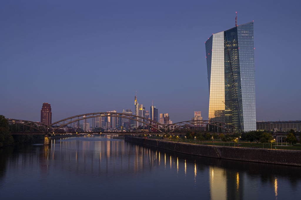 Der Turm der EZB in Frankfurt: Die Niedrigzinspolitik kostet Kommunen mit Rücklagen viel Geld - auch in Sachsen-Anhalt.