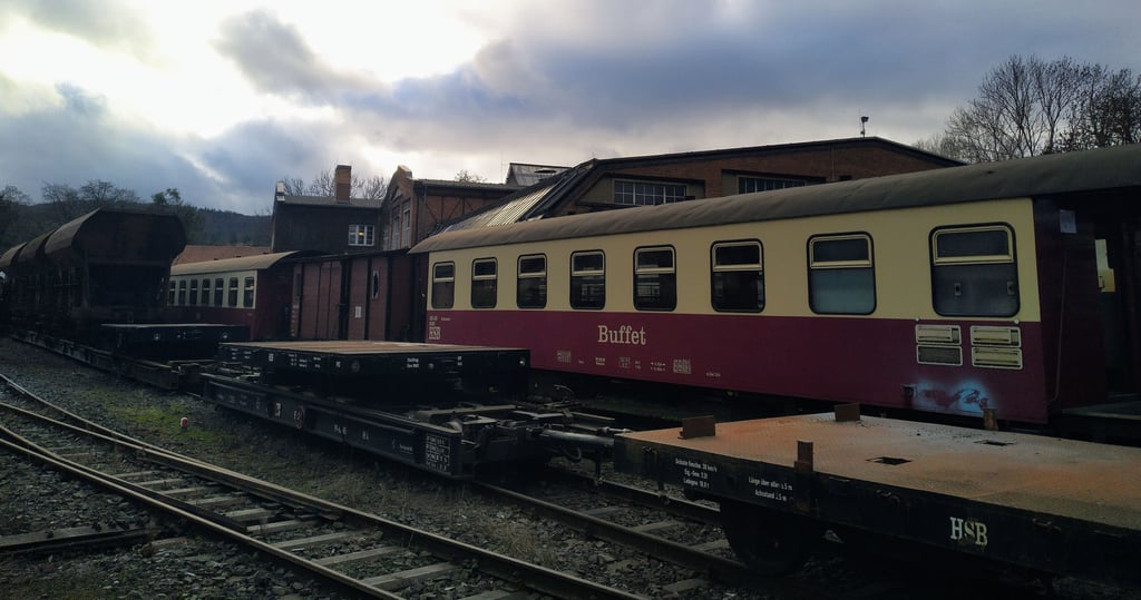 Tatort in Wernigerode: Auf dem Gelände der Werkstatt der Harzer Schmalspurbahnen am Bahnhof Westerntor wurden fünf Waggons beschädigt.