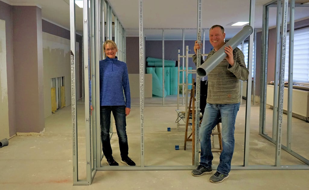 Baustellenarbeit statt Schwitzen durch Sport: Beate Sczepanek und Stefan Muchow bauen derzeit im Freizeit- und Eventcenter weitere Angebote aus.