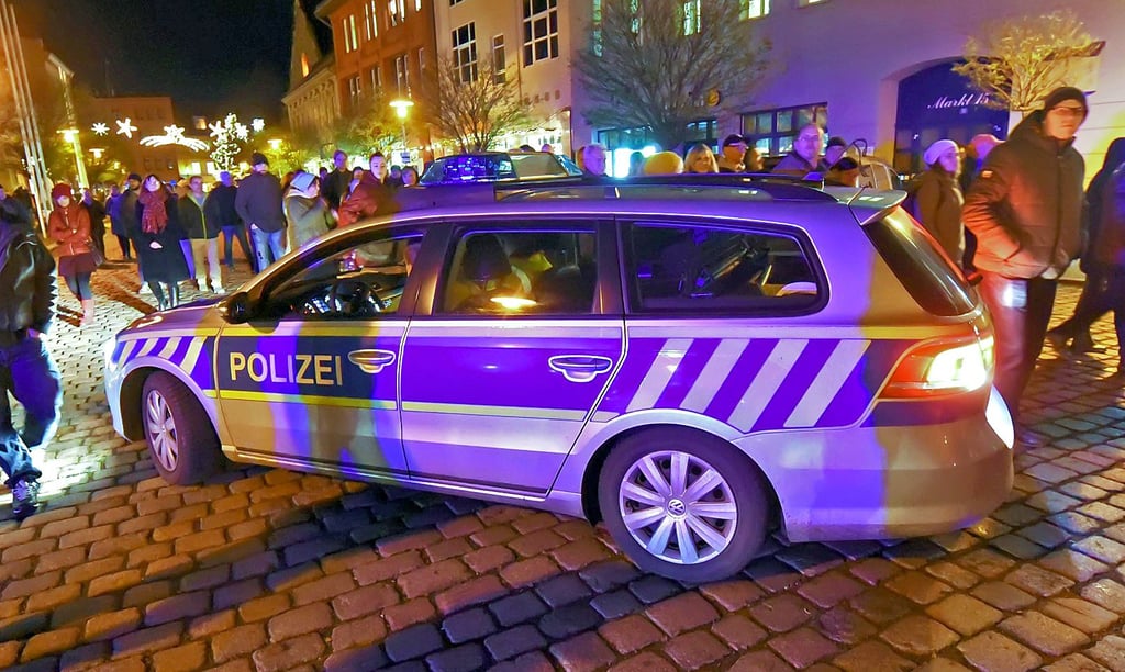 Die Polizei kann nur zusehen, wie sich der Protestzug formiert.