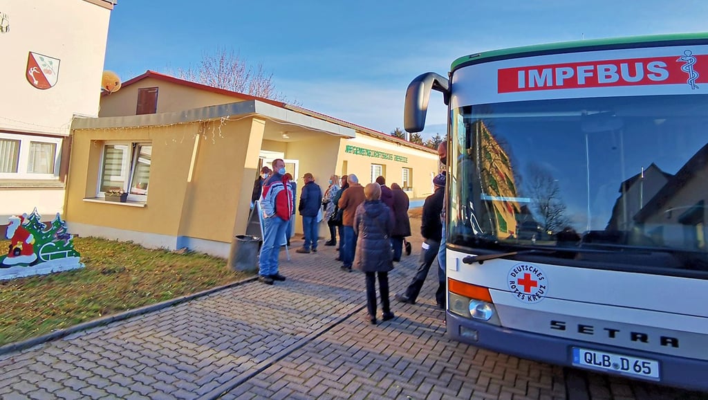 Der Impfbus des Landkreises Harz vor dem Dorfgemeinschaftshaus in Wienrode. Das Impfangebot dort und am Nachmittag in Timmenrode nutzten 139 Einwohner.