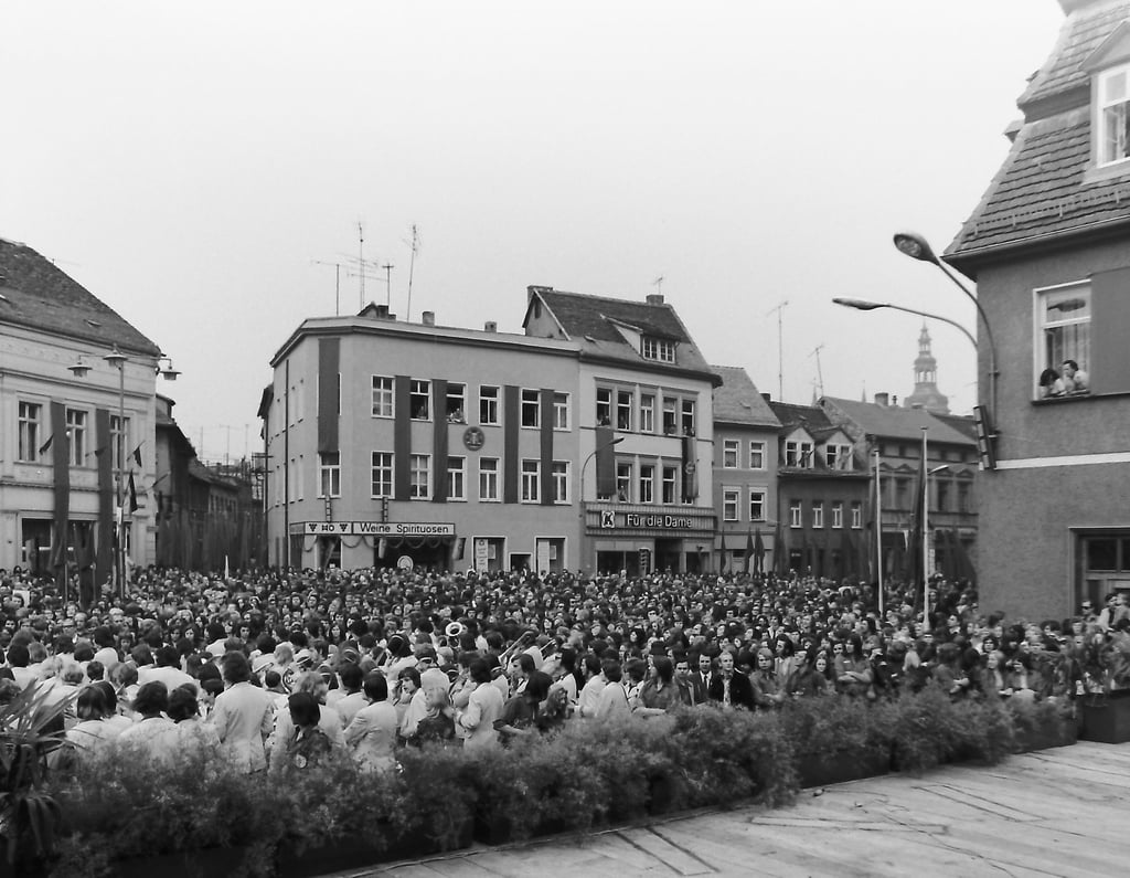 1974 im Mai fand in Eisleben das dirtte Festival der Freundschaft statt. Wahre Menschenmengen hatten sich auf dem Plan zu einer Kundgebung eingefunden.