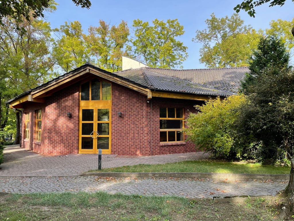 Die Trauerhalle auf dem Hecklinger Friedhof wurde nach der Wende errichtet. Für eine Trauerfeier werden jetzt noch 88 Euro fällig. Mit der neuen Satzung würden sich die Gebühren mit 195 Euro mehr als verdoppeln und wären immer noch nicht kostendeckend.