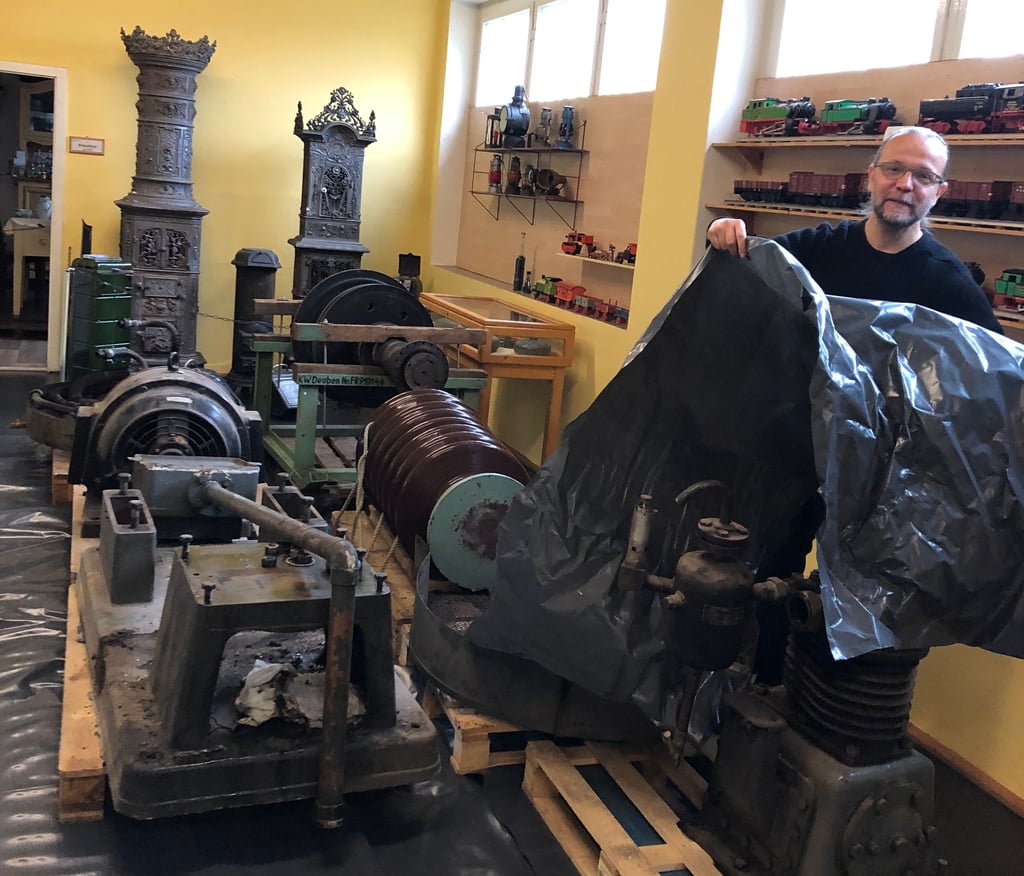 Alexander Börner vom Bergbaumuseum Deuben präsentiert Turbinenteile, die aus dem stillgelegten Kraftwerk stammen.