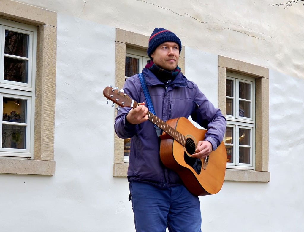 Straßenmusiker Robert Sasse unterhält in der Staßfurter Innenstadt die Passanten.