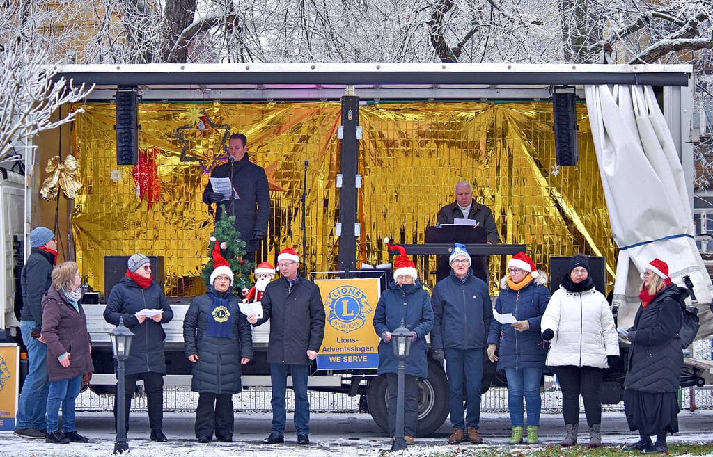 Die Lions Club-Mitglieder singen gemeinsam mit Opernsänger Bastian Thomas Kohl vor dem Seniorenheim „Binnengärten“ in Bitterfeld.