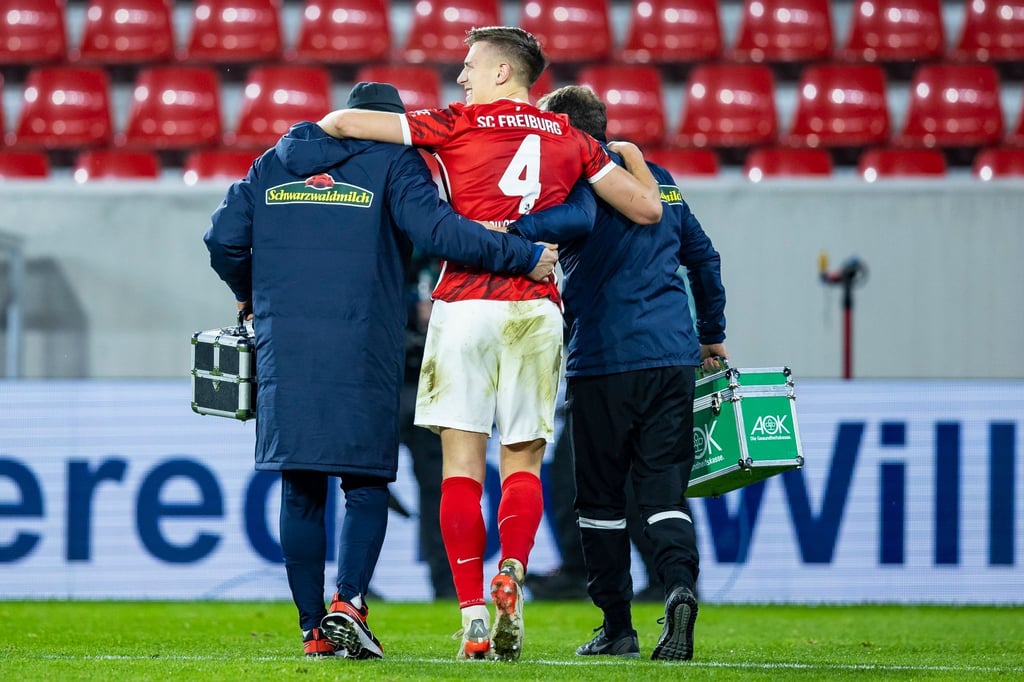 Schlotterbeck hat sich in der Partie gegen die TSG Hoffenheim verletzt und wird vom Platz begleitet.