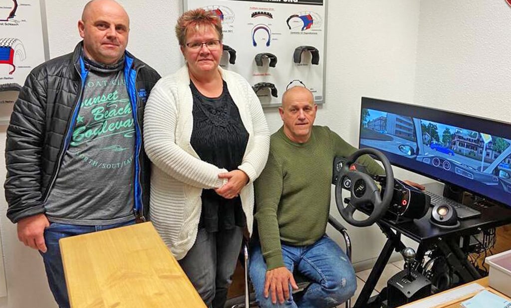 Fahrlehrer René Grundstück (von links), Silke Tilch und Inhaber Detlef Zemski am neuen Fahrsimulator.