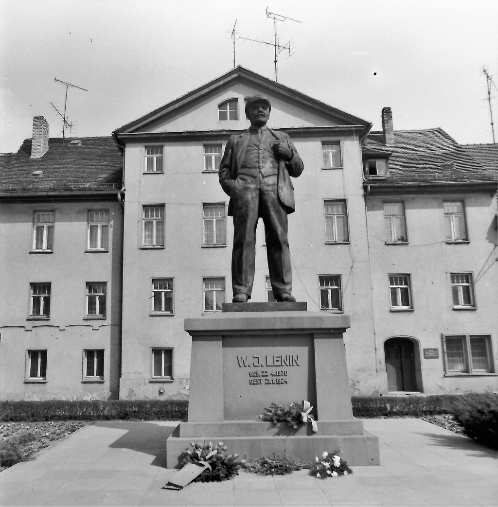 Eisleben war früher im Volksmund für seine 3 L bekannt: Luther, Lenin und den Gastwirt Lüttich. Das Lenindenkmal steht schon Jahrzehnte nicht mehr am Plan. Hier kann man es noch einmal sehen.