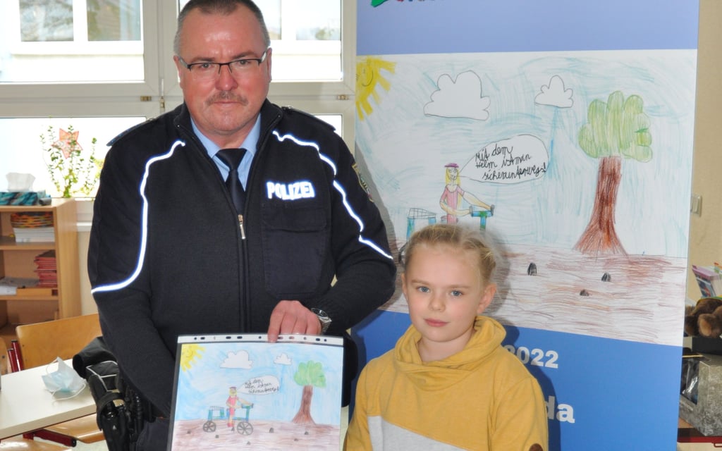 Polizeihauptmeister Schnita und Gewinnerin Emma Ida Nowak, welche Schülerin der Grundschule „Glück Auf" in Nachterstedt ist.