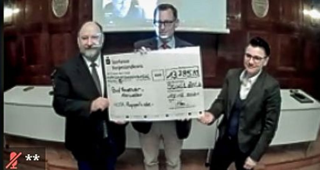 Übergaben im Rahmen eines Treffs per Video den Spendenscheck aus Zeitz: Bürgermeisterin Kathrin Weber, Stadtratsvorsitzender Ulf Altmann (l.) und Christian Thieme.