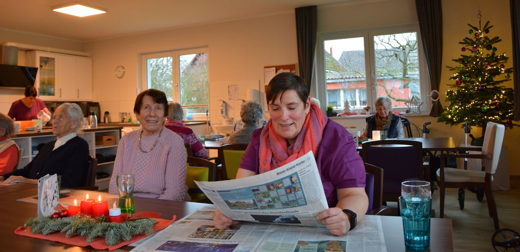 Die laute Volksstimme-Lektüre gehört zum Ritual in der „Heidestube“ Klein Schwechten. Karsta Büttgen: „Lokales ist beliebt, der Witz des Tages, das Horoskop und Mord und Totschlag.“