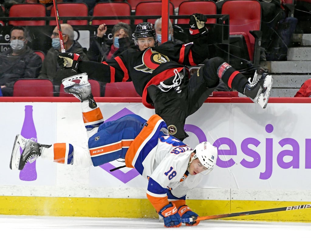 Tim Stützle (o) verlor mit den Ottawa Senators gegen die New York Islanders.