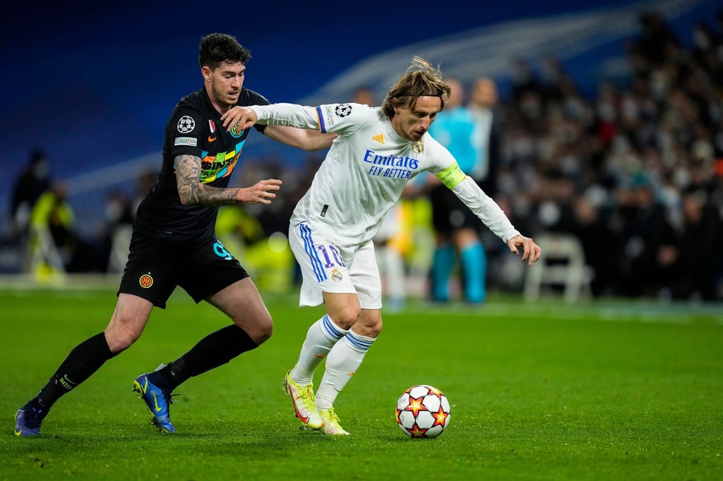 Wurde positiv auf das Corona-Virus gestestet: Luka Modric (r) von Real Madrid.