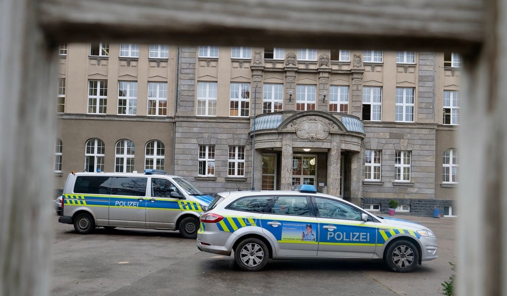 Polizei vor dem Genscher Gymnasium in der Friesenstraße in Halle.