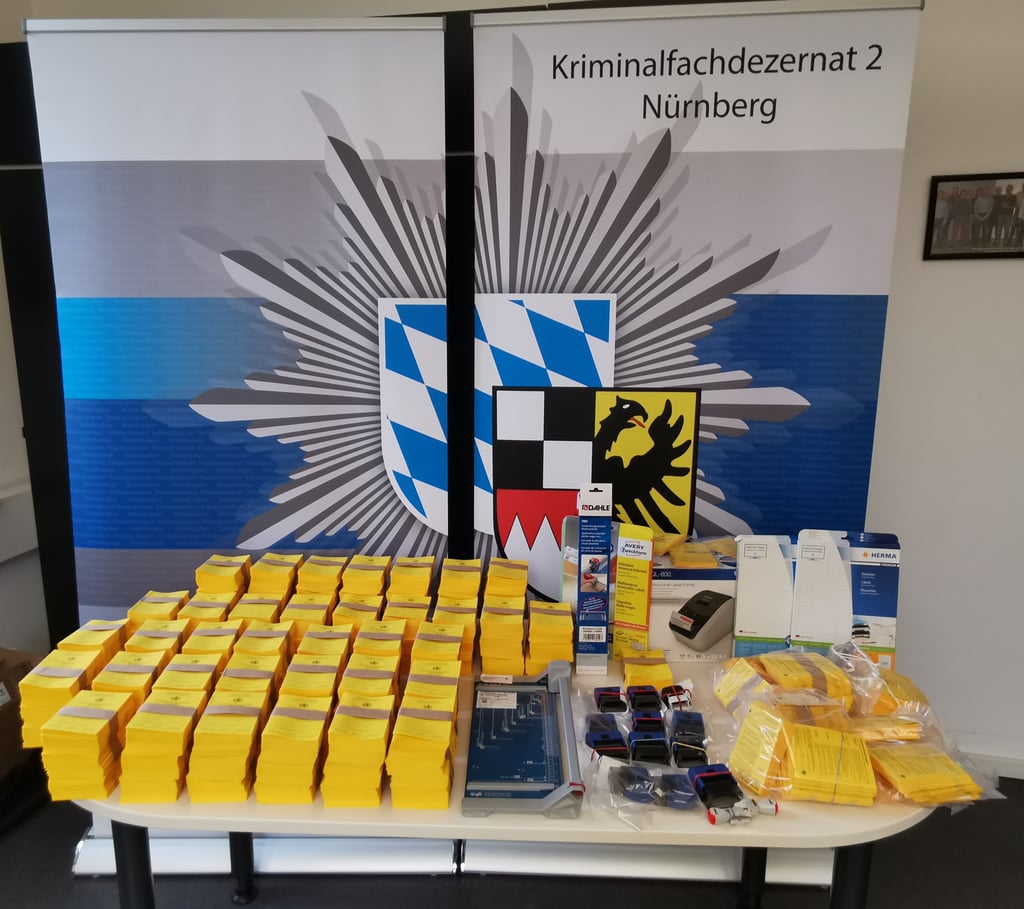Vergangenen Sonntag hat die Polizei in Bayern einen Fälscher festgenommen. Er soll hunderte Impfpässe gefälscht haben. Gelbe Hefte, Stempel, Etikettendrucker - mehr ist dafür nicht nötig.