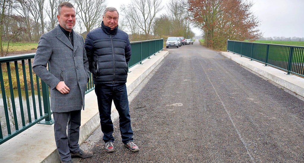 Nico Schulz (links) und Bernd Drong auf der neuen Biesebrücke,