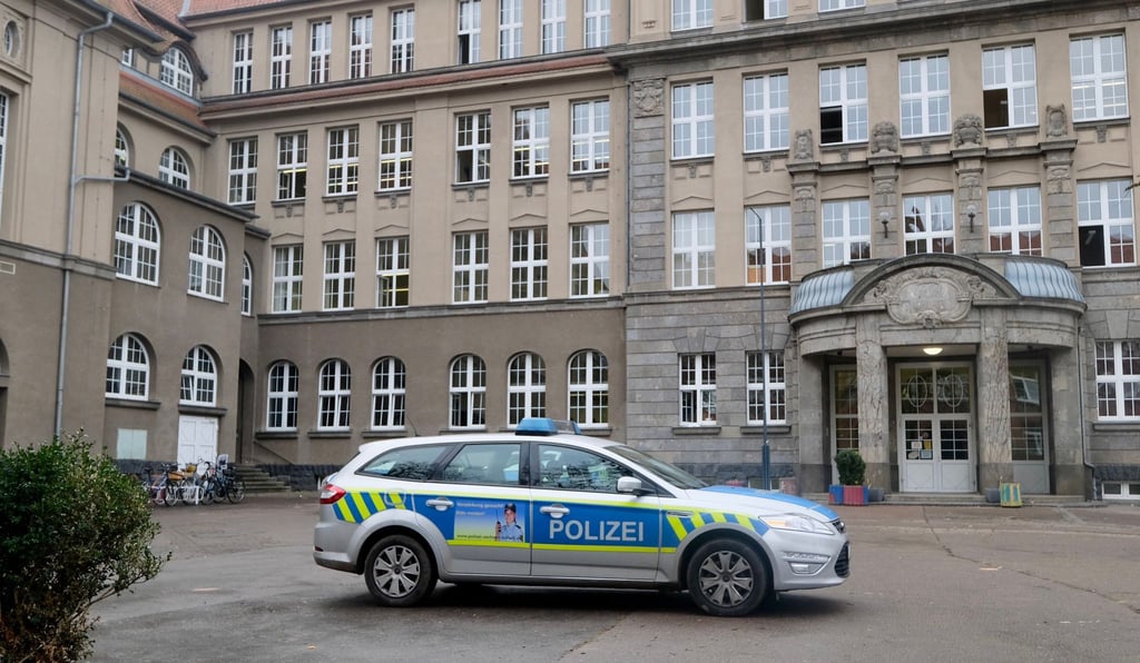 Polizei zeigen Präsenz am Genscher Gymnasium.