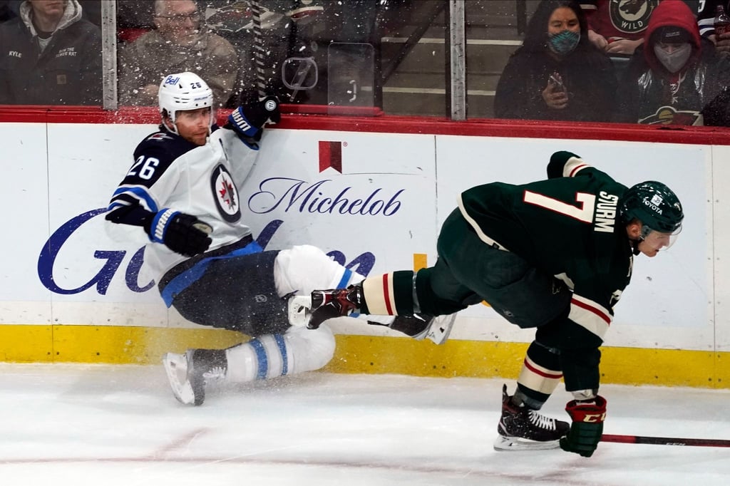 Nico Sturm (r) von den Minnesota Wild in Aktion gegen Blake Wheeler von den Winnipeg Jets.