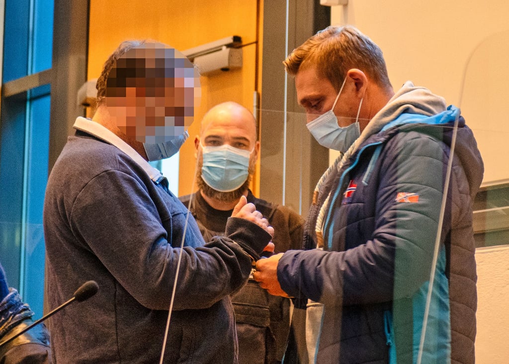 Der Angeklagte im Quedlinburger Mordprozess wurde in Handschellen ins Landgericht Magdeburg geführt.