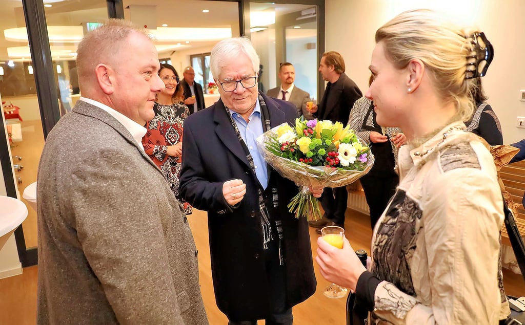 Der neue Einrichtungsleiter von Haus Rosalie Dirk Betker (li.) nimmt die Glückwünsche entgegen. Alle Gäste waren geimpft oder genesen und zusätzlich getestet.