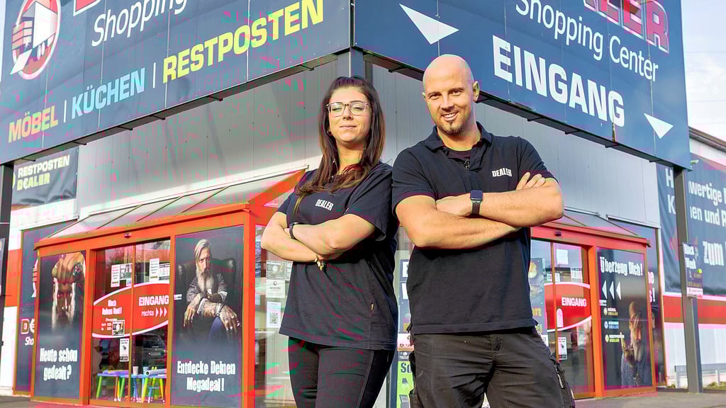 Chef-Dealer Daniel Gottwald mit seiner Assistentin  Olivia Gerhardt vor dem Markt in Grana.