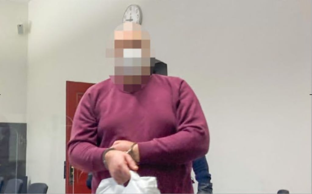 K. betritt am letzten Verhandlungstag den Gerichtssaal.