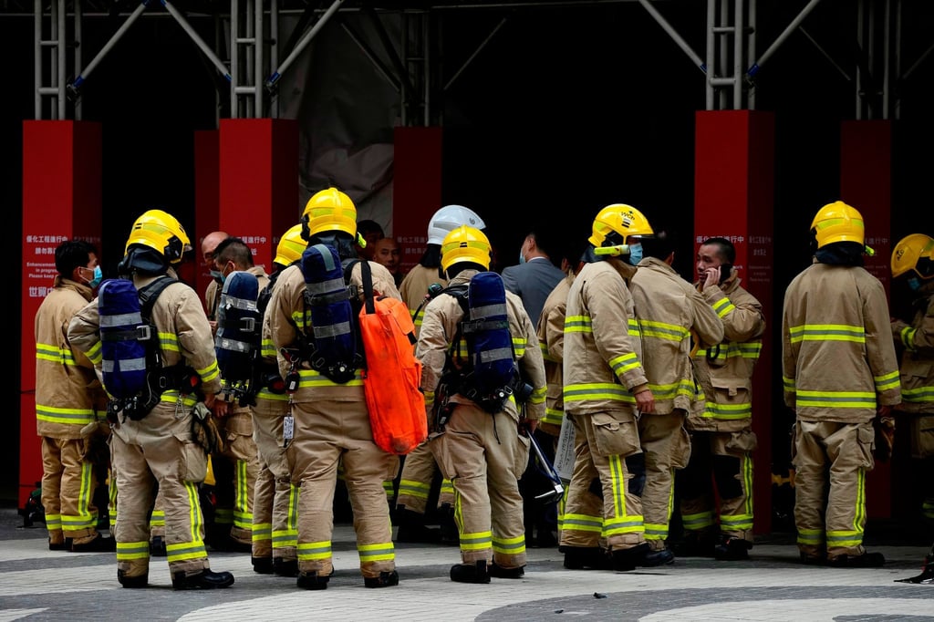 Feuerwehrleute am Einsatzort vor Hongkongs World Trade Centre.