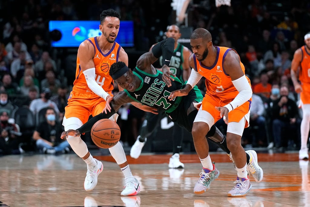 Dennis Schröder (M.) strauchelte mit den Boston Celtics bei den Phoenix Suns.
