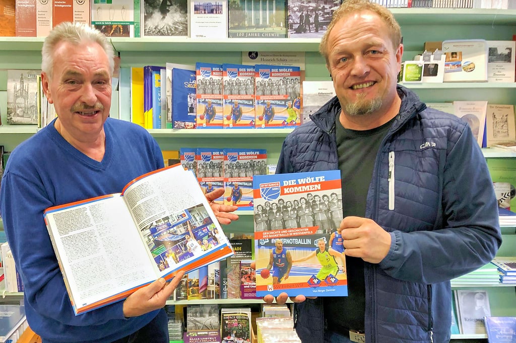 Präsentieren das neue Buch: Autor Birger Zentner (li.) und Jens-Uwe Arps, Inhaber der Weißenfelser Seumebuchhandlung.
