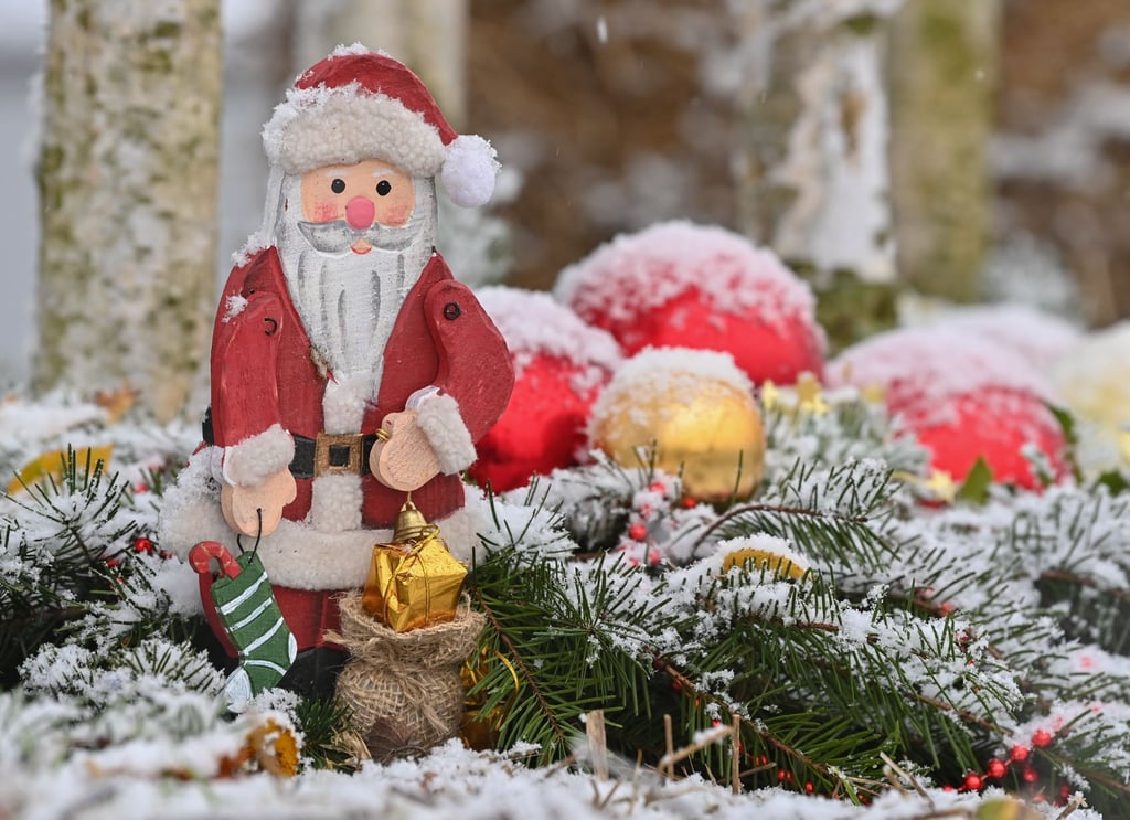 Eine riesige Tanne im Einkaufszentrum, schräge Weihnachtsgeschenke im Sketch-Klassiker und ein rotnasiges Rentier zum Ausmalen - Fakten, Wahrheiten und Erzählungen zu Weihnachten.