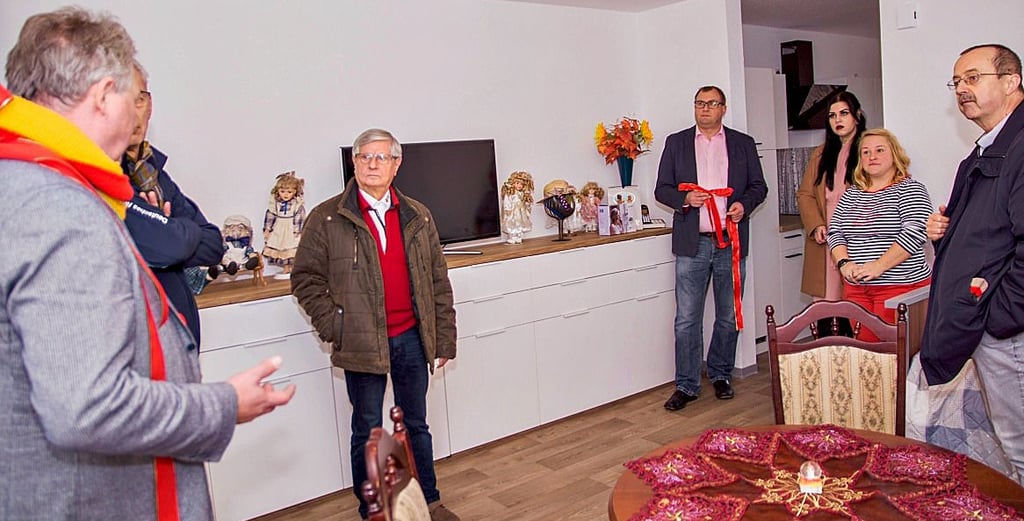 Bei einer Führung konnten Stadtbürgermeister Frank von Holly (li.) und Friedmut Rudolph (Mitte) einen Blick in ein Appartement im DRK-Seniorenwohnen für Suchtkranke werfen.