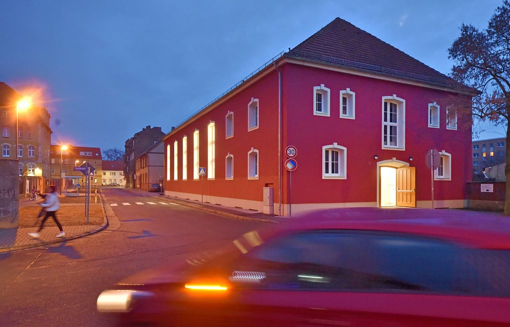Die rote Farbe ist weithin zu erkennen. Graffiti und andere Verschmutzungen sollen an einer besonderen Beschichtung nicht haften.